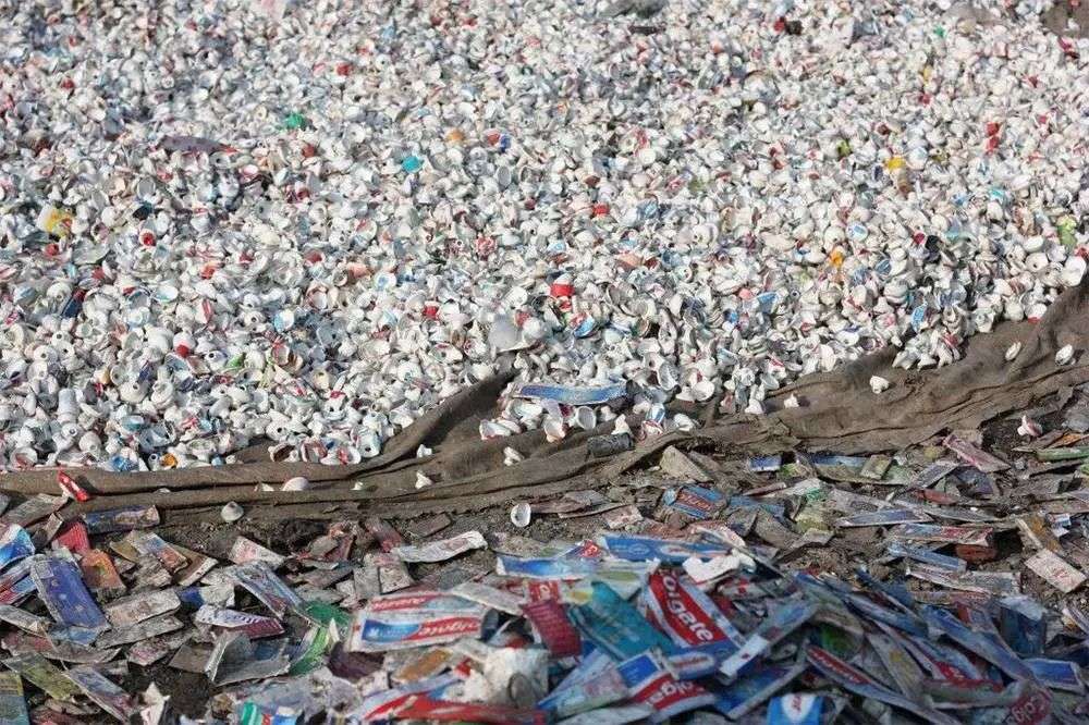 再也不用「擠牙膏」，高露潔換上的「潤滑劑」包裝，讓牙膏從此一滴不剩