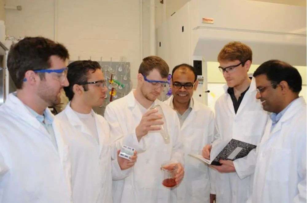 再也不用「擠牙膏」，高露潔換上的「潤滑劑」包裝，讓牙膏從此一滴不剩